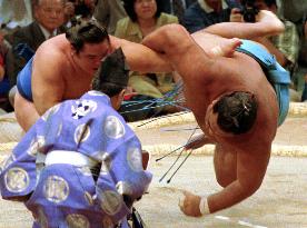 Musashimaru falls to 1st defeat at Nagoya sumo